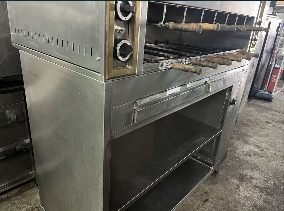 Churrasqueira Rodizio a gás de 20 espetos com móvel de arrumação