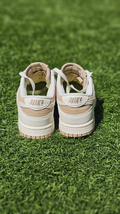 Sapatilhas Nike Dunk Low Brancas e Bege
