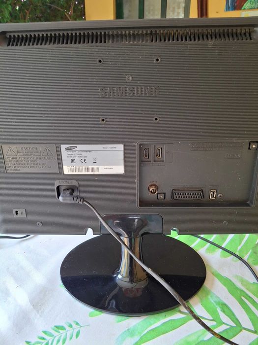 Televisão Samsung c/ comando como nova