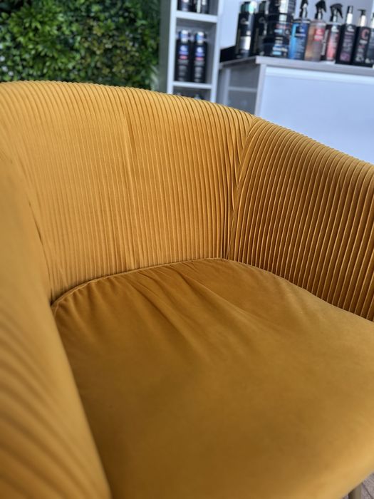 Cadeirão/Sofá braços "solado" em veludo ocre LEROY MERLIN