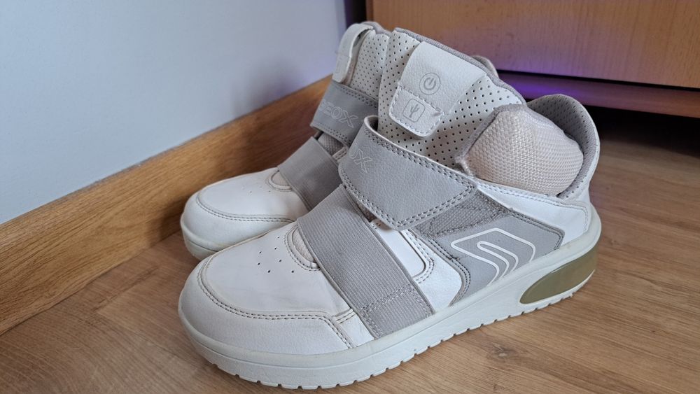 Buty spotowe Geox z podświetleniem LED r. 36