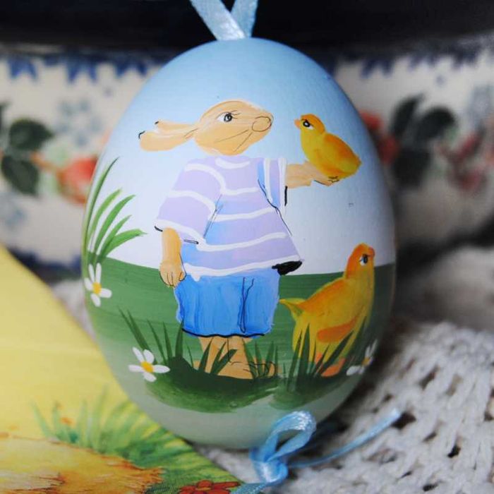 Pisanka ręcznie malowana - zajączek z kurczakami