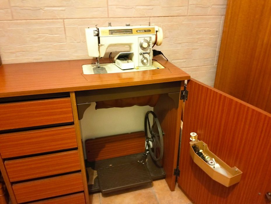 Máquina de costura com móvel.