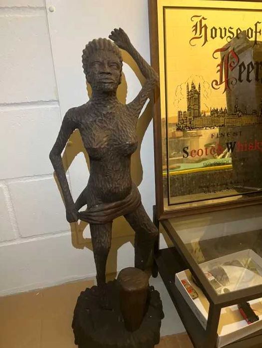 Escultura mulher Africana, feito à mão, anos 60