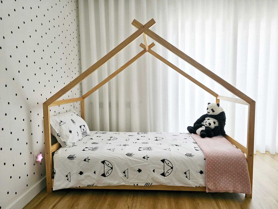 Cama de criança tipo casa com colchão e estrado