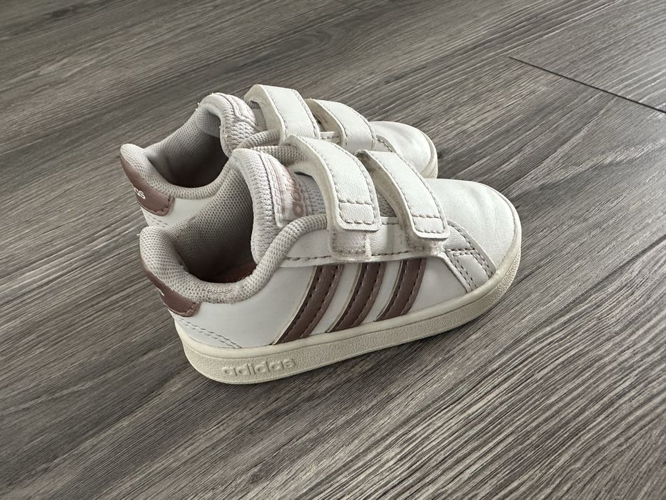 Кросівки адідас для дівчинки