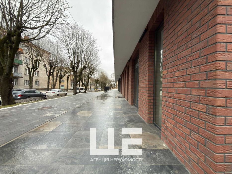 Продаж комерційного приміщення. 204кв.м. Фасад. вул. Окружна 43.