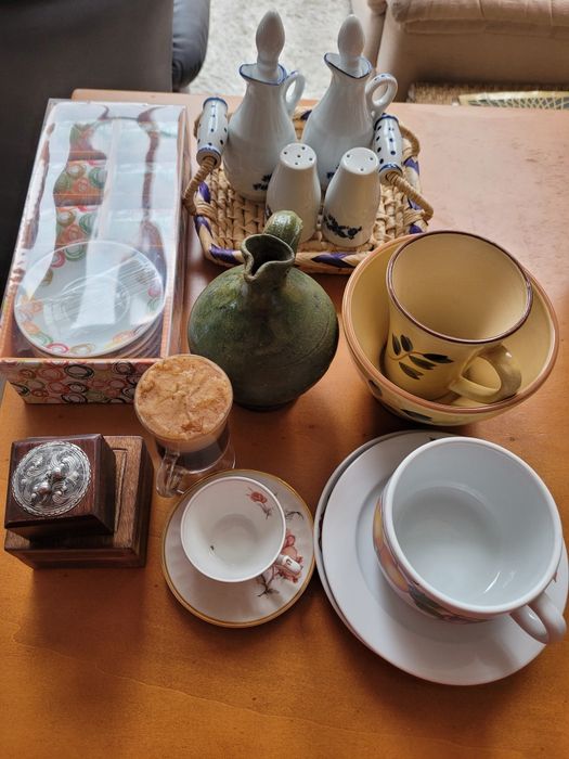 Conjunto de varias peças decorativas entre outras