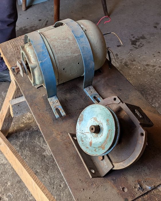 Робочий електродвигун 220В + підшипниковий вузол зі шківами (комплект