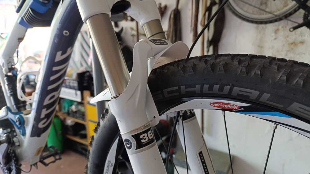 Bicicleta Enduro Canyon Strive