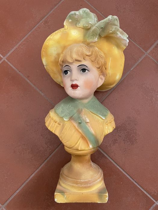 Busto de senhora em gesso.