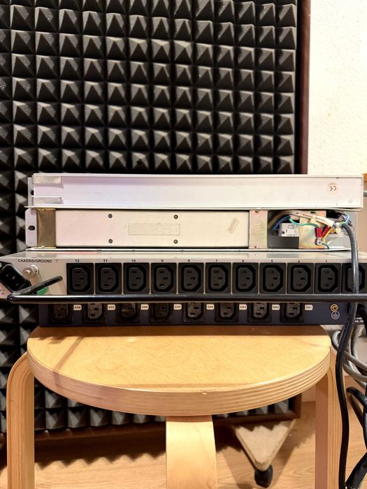 Lote de Distribuição de Energia de Rack 19" (PDUs Schuko, IEC e Showtec DJ-Switch 8)