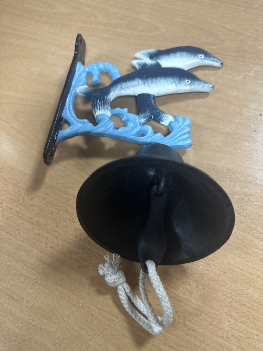 Sino em ferro decorado com golfinhos