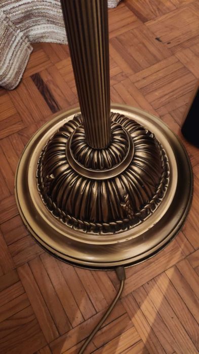 candeeiro de pé alto em metal