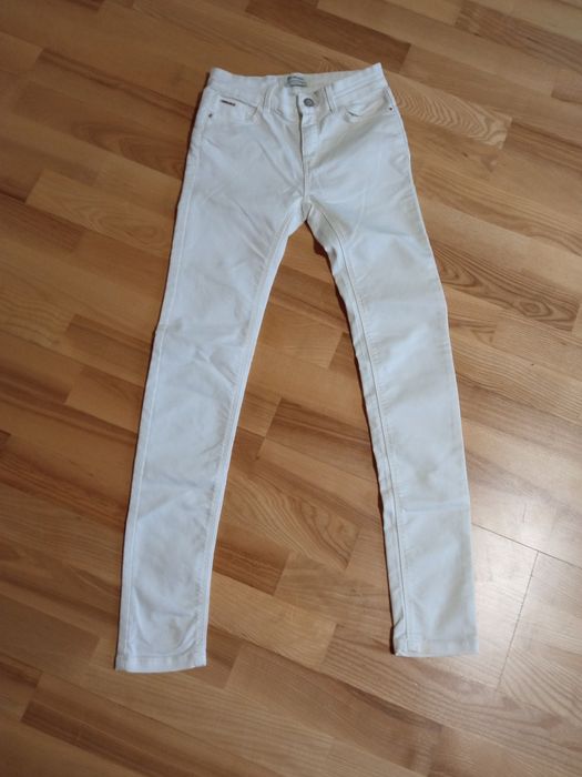 Продам женские оригнальные в новом сост  стрейч джинсы Stradivarius.