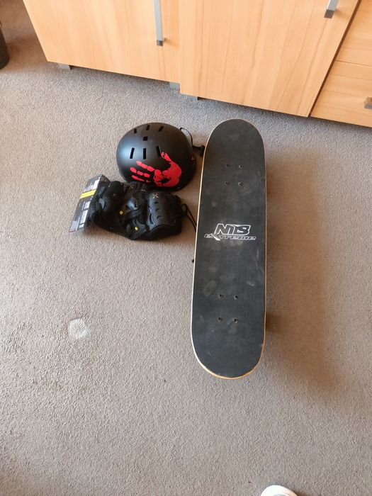 Deskorolka plus zestaw ochraniaczy i kask.