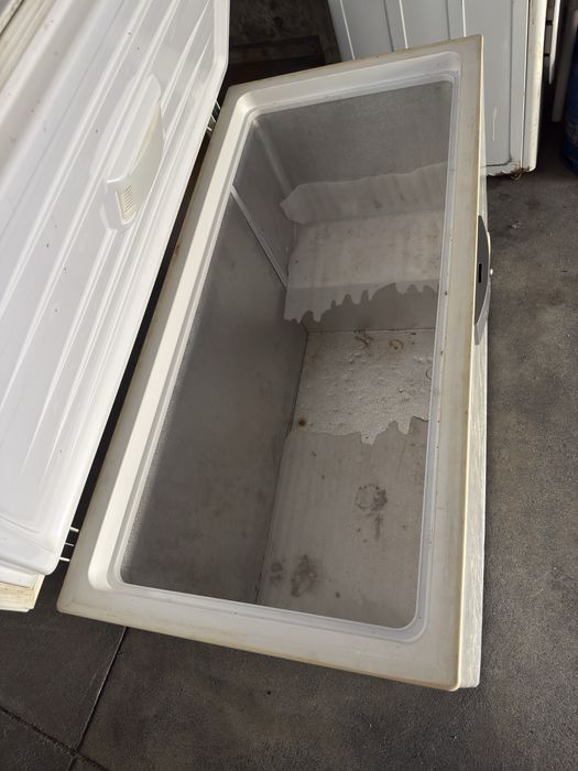 Arca congeladora grande em perfeito funcionamento