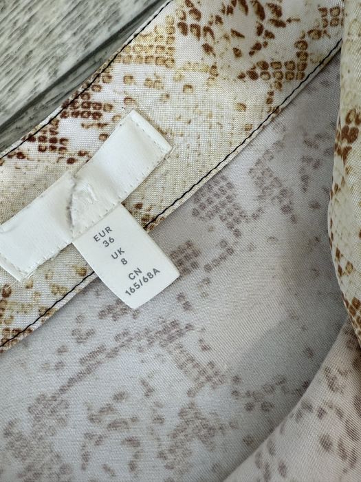 Актуальна бежева сатинова спідниця H&M з принтом