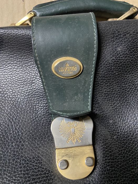 Mala em pele preta e verde