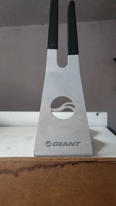 Stojaki rowerowe  2 regulowane i 1 stały używane