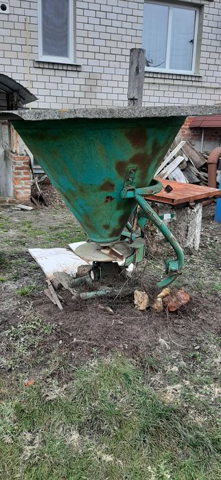 Навісний розкидач мінеральних добрив