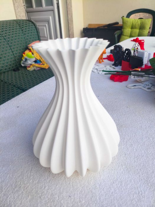 Vaso decorativo de linhas elegantes — 20cm