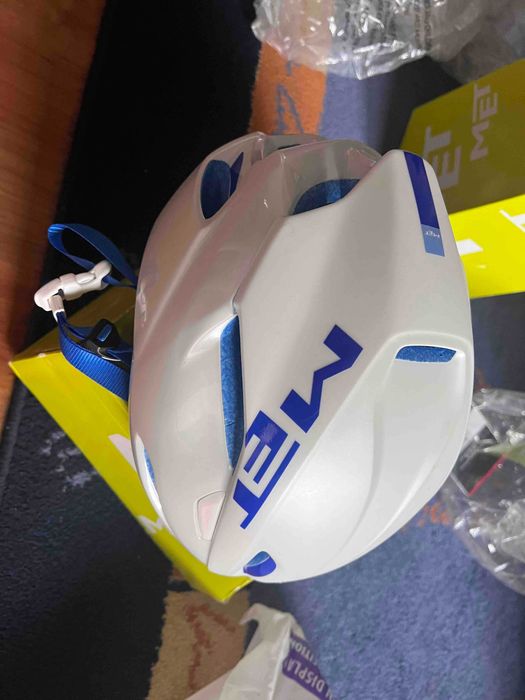 Kask rowerowy MET Manta White Blue logo