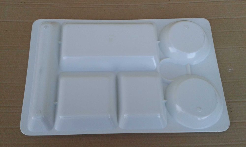 Tabuleiros em plástico branco