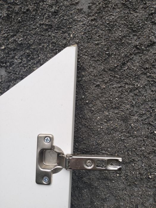 Porta branca para baixo de escadas