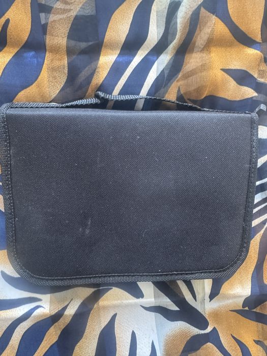 Bolsa 25x 17 cm com poucas ferramentas que podem ajudar num imprevisto