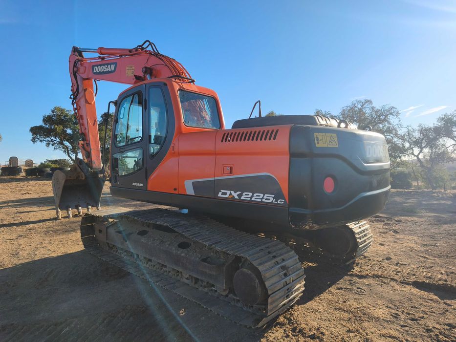 Escavadora Dossan DX225LC