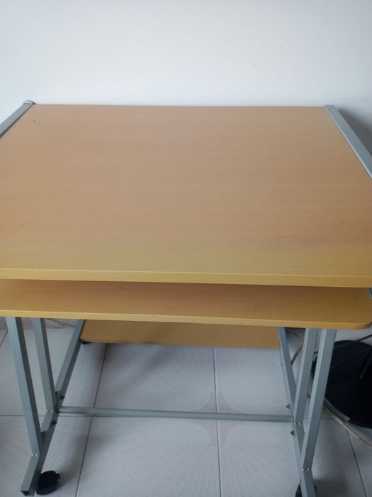 Mesa/Secretária em bom estado