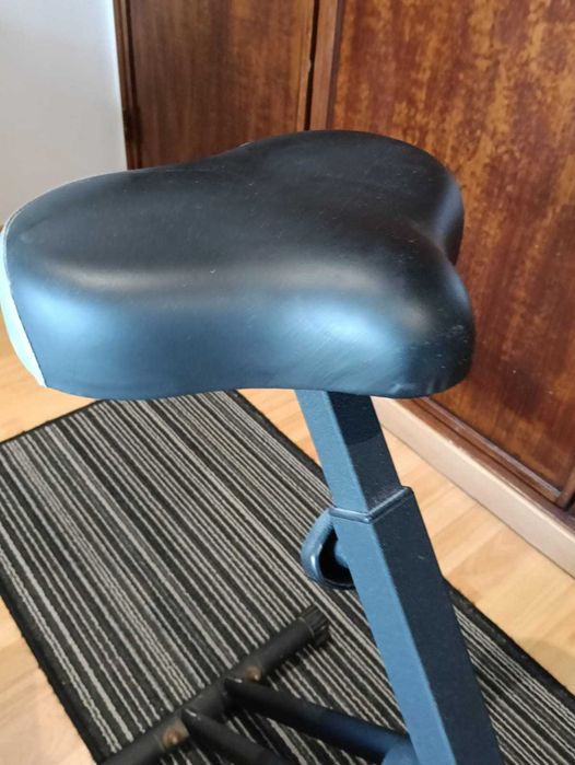 Bicicleta ergométrica, compacta, ocupa pouco espaço. Pouco uso. Cor preto.