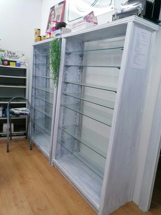 Estante de madeira com prateleiras de vidro