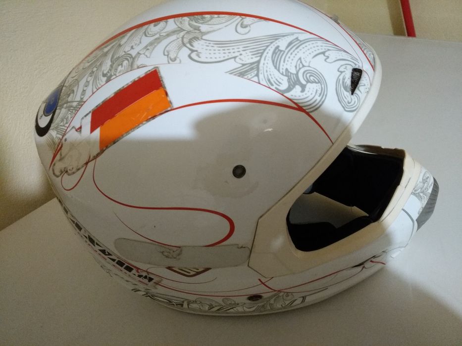 Capacete branco e vermelho