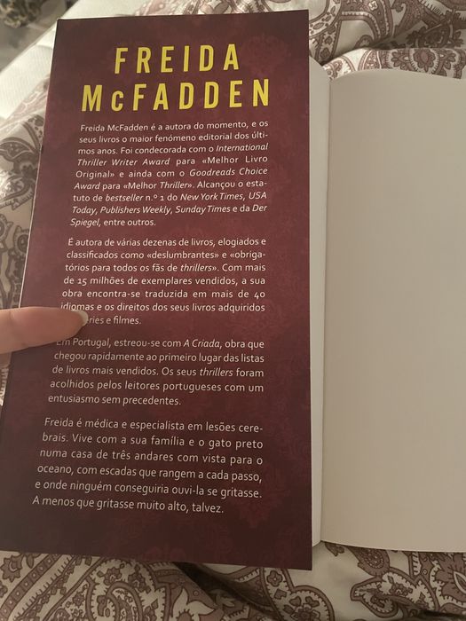Livro A mulhwe no andar de cima de Freida McFadden