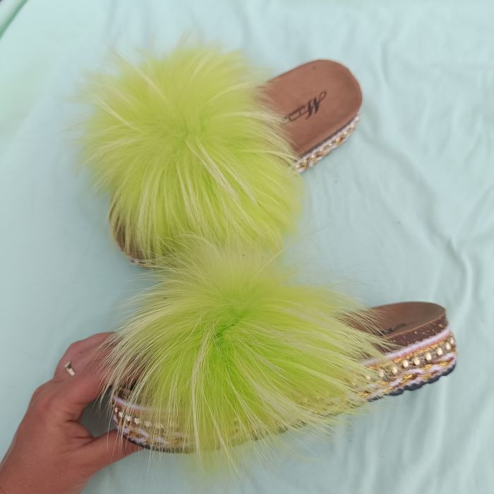 Neonowe klapki damskie na korku obszyte naturalnym jeniotem