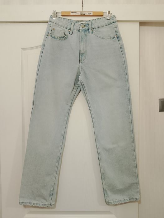 Jasnoniebieskie dżinsy
