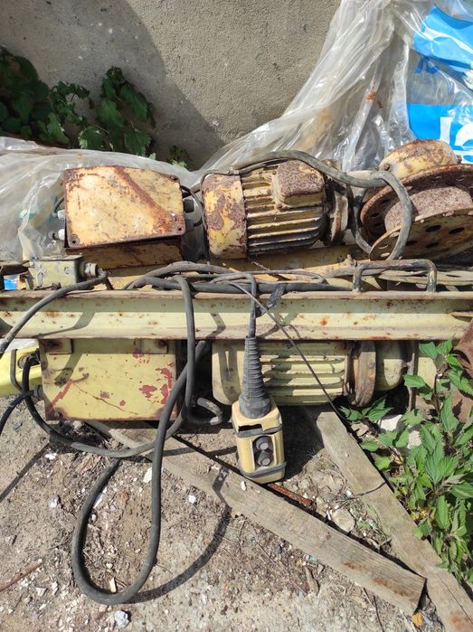 Dźwig budowlany  2 sztuki plus uchwyt