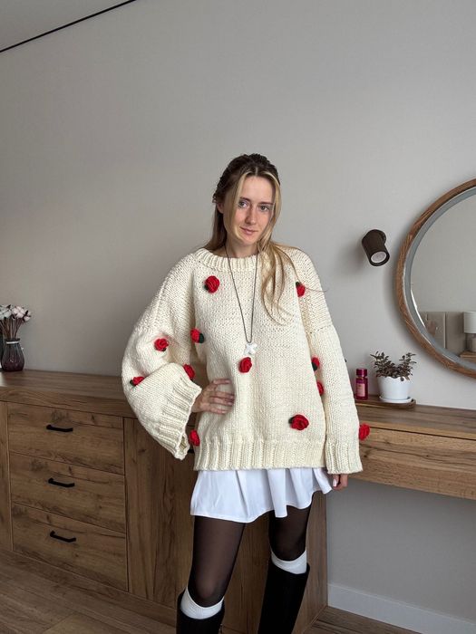 Светер в’язаний з трояндами