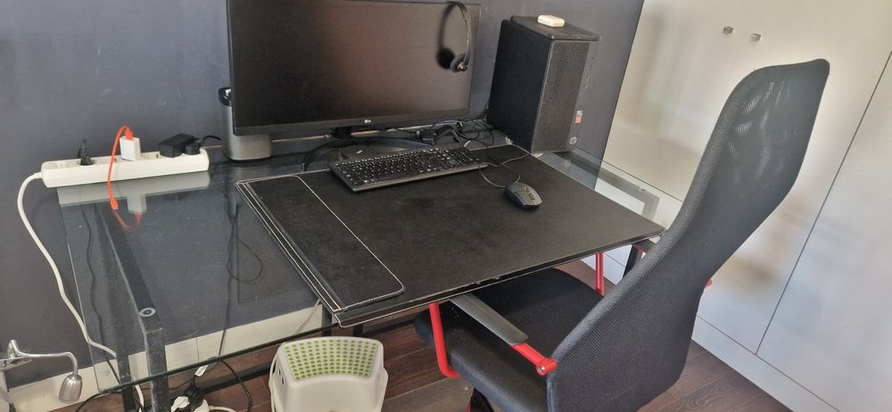 Secretaria  de vidro ,base de metal