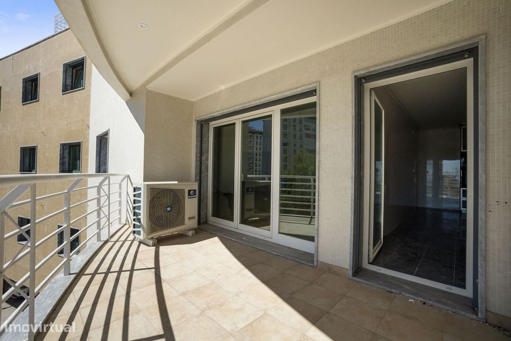 Apartamento T4 com jardim, Paço de Arcos, Oeiras
