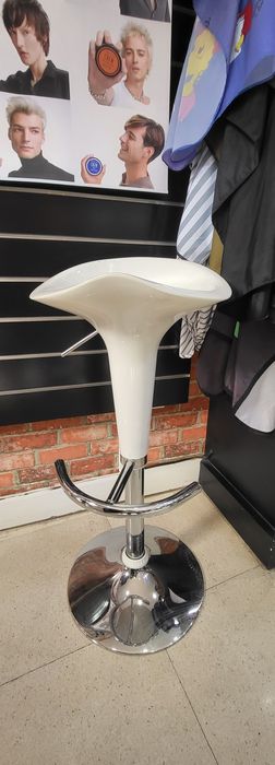 bancos Brancos com pés metallizado