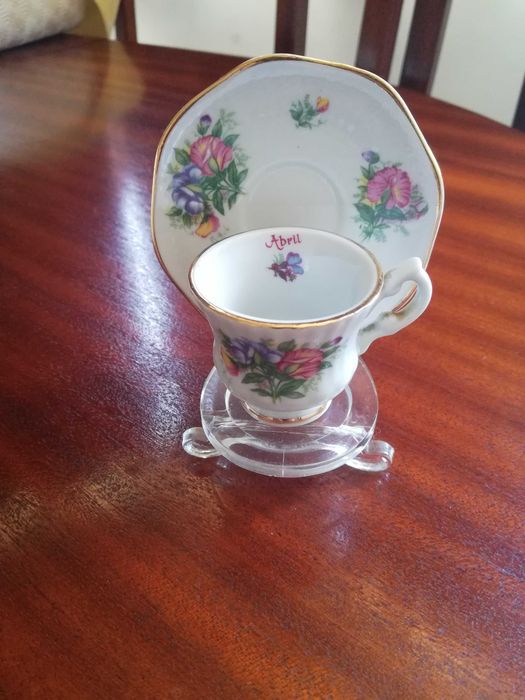 Chávenas porcelana miniatura novas com pires e suporte