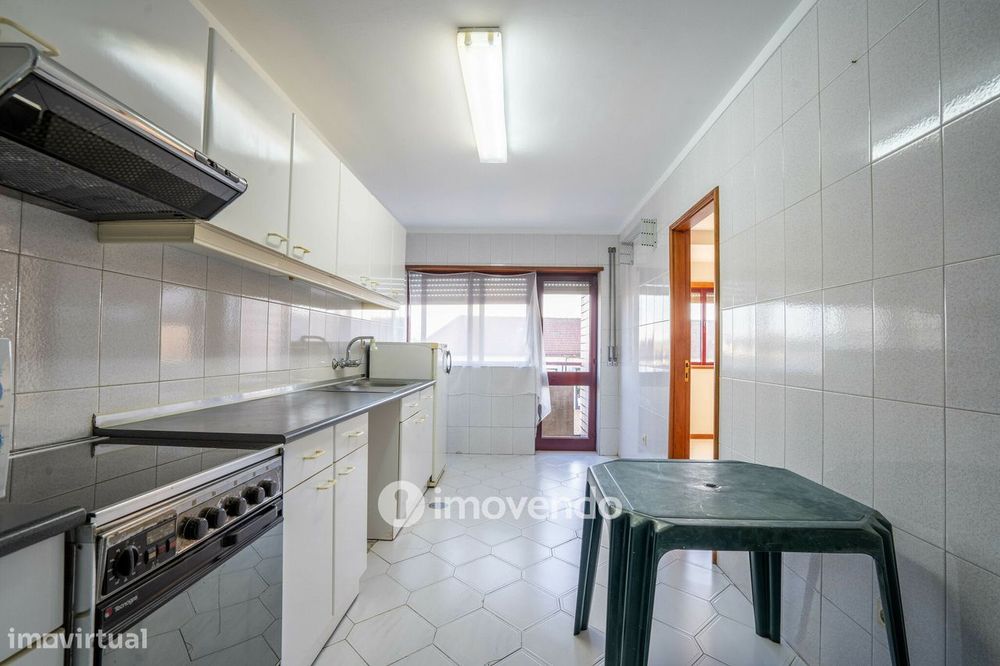 Apartamento T2, com estacionamento e arrecadação, no Porto