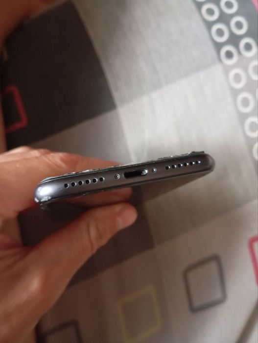 IPhone 8 срочно треба продати