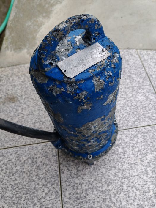 Vendo bomba submersível 3hp  Alanol usada .