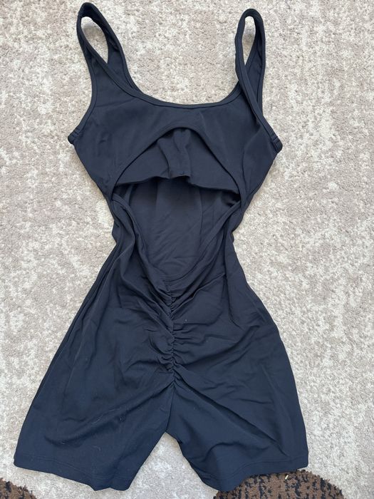 Комбінезон з відкритою спинкою