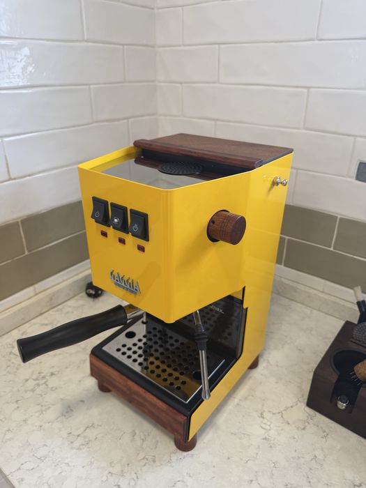 Gaggia Classic Pro Evo – Edição Amarela com Custom Wood em Bubinga
