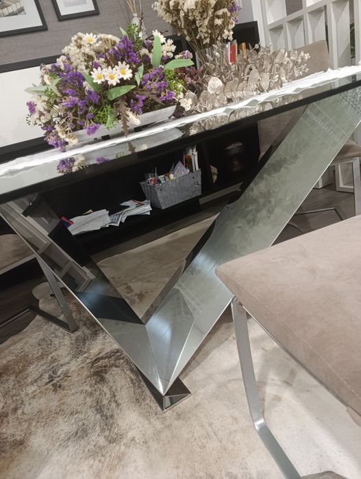 Mesa de jantar: 2.40*1.15
Pé em inox e pedra, superfície em vidro

6 cadeiras inox forro bege claro